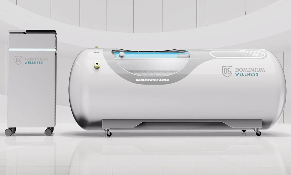 Moderan hiperbarični kiseonički uređaj sa oznakom „Dominium Wellness“, savremenog dizajna, sa kontrolnom tablom i providnim prozorom.