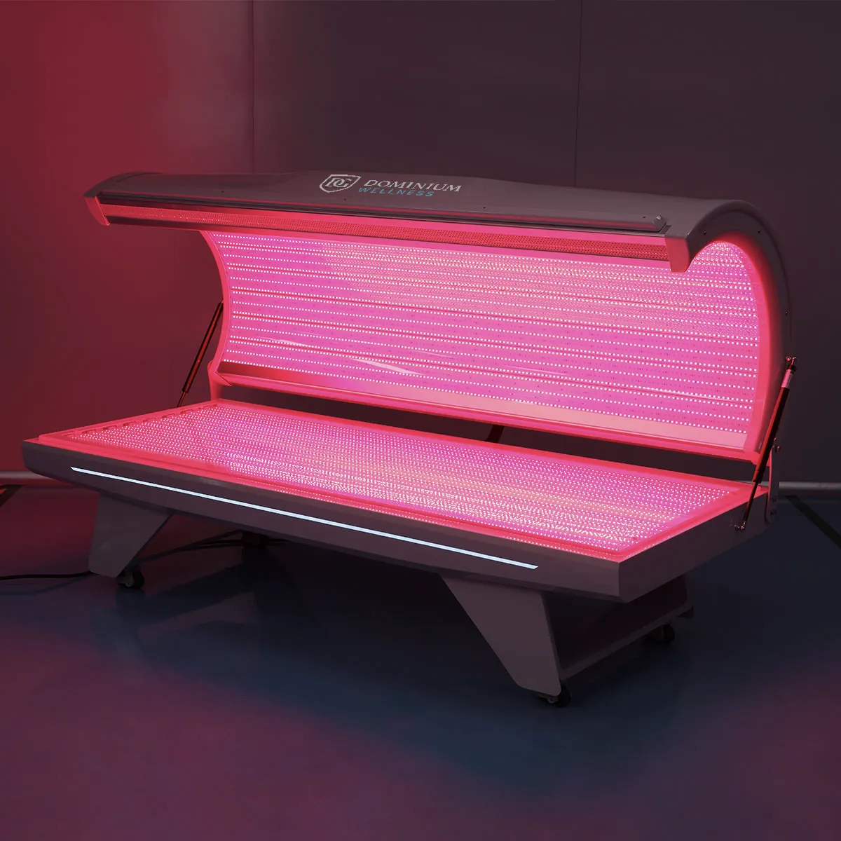 Bočni pogled na otvorenu i uključenu elegantnu visokotehnološku hiperbaričnu kiseoničku komoru Dominium Wellness, model DWRB Comfort, koji prikazuje moderan spoljašnji dizajn.