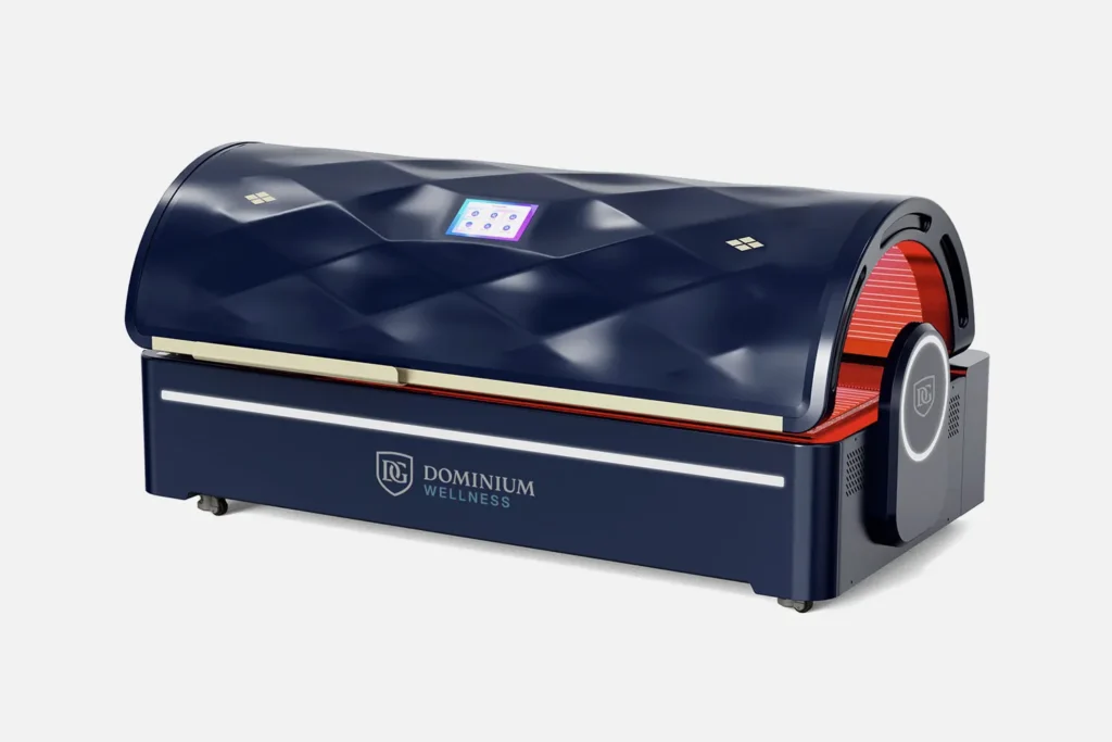 Bočni pogled na zatvorenu elegantnu visokotehnološku hiperbaričnu kiseoničku komoru Dominium Wellness, model DWRB Premium, koji ističe njen moderan spoljašnji dizajn i sofisticiran izgled.