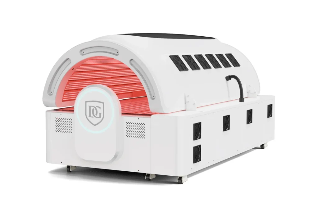 Bočni zadnji pogled na belu elegantnu visokotehnološku hiperbaričnu kiseoničku komoru Dominium Wellness, model DWRB Superior, sa fokusom na savremen dizajn i sofisticiran izgled.