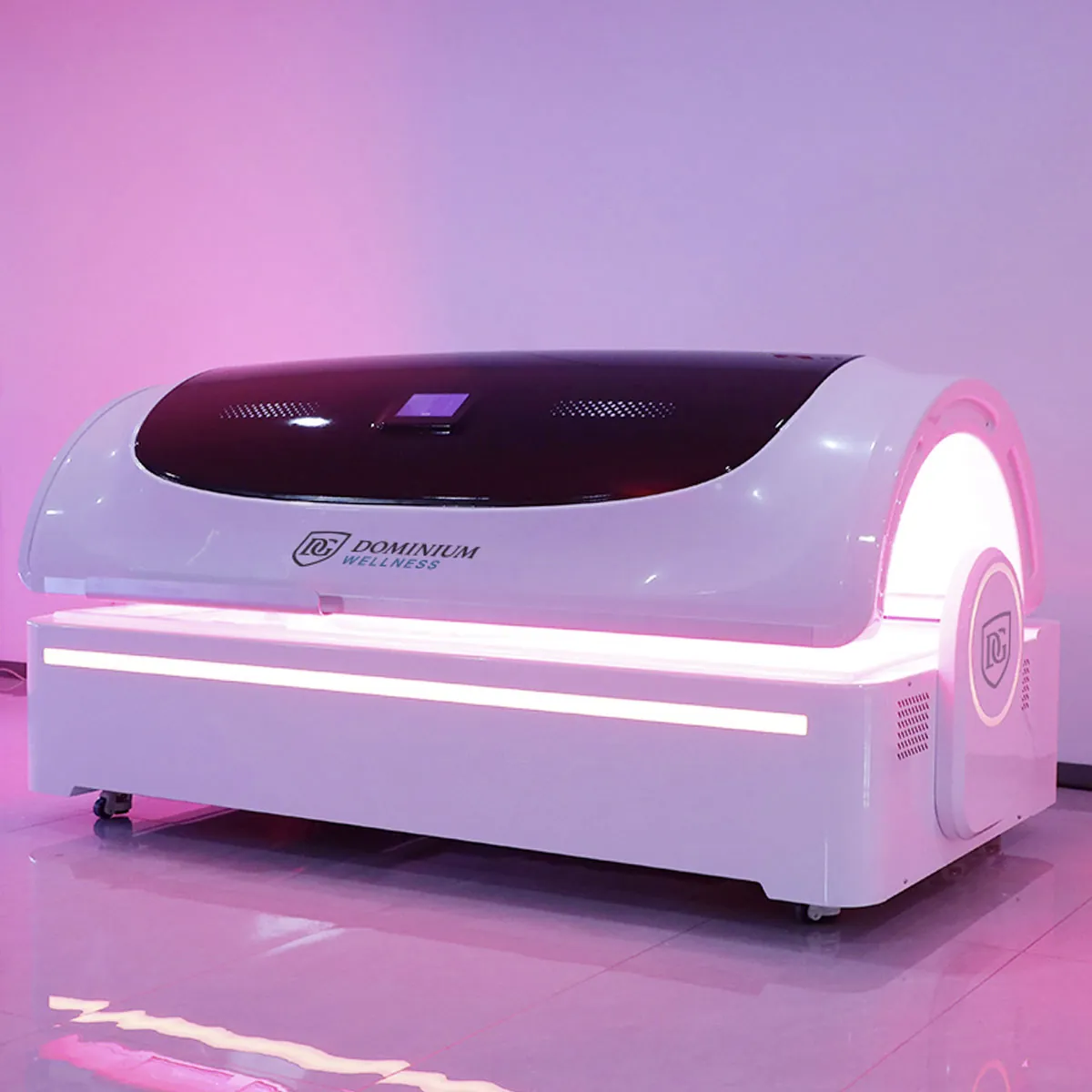 Bočni pogled na uključenu belu elegantnu visokotehnološku hiperbaričnu kiseoničku komoru Dominium Wellness, model DWRB Superior, sa naglašenim savremenim dizajnom i sofisticiranim izgledom.