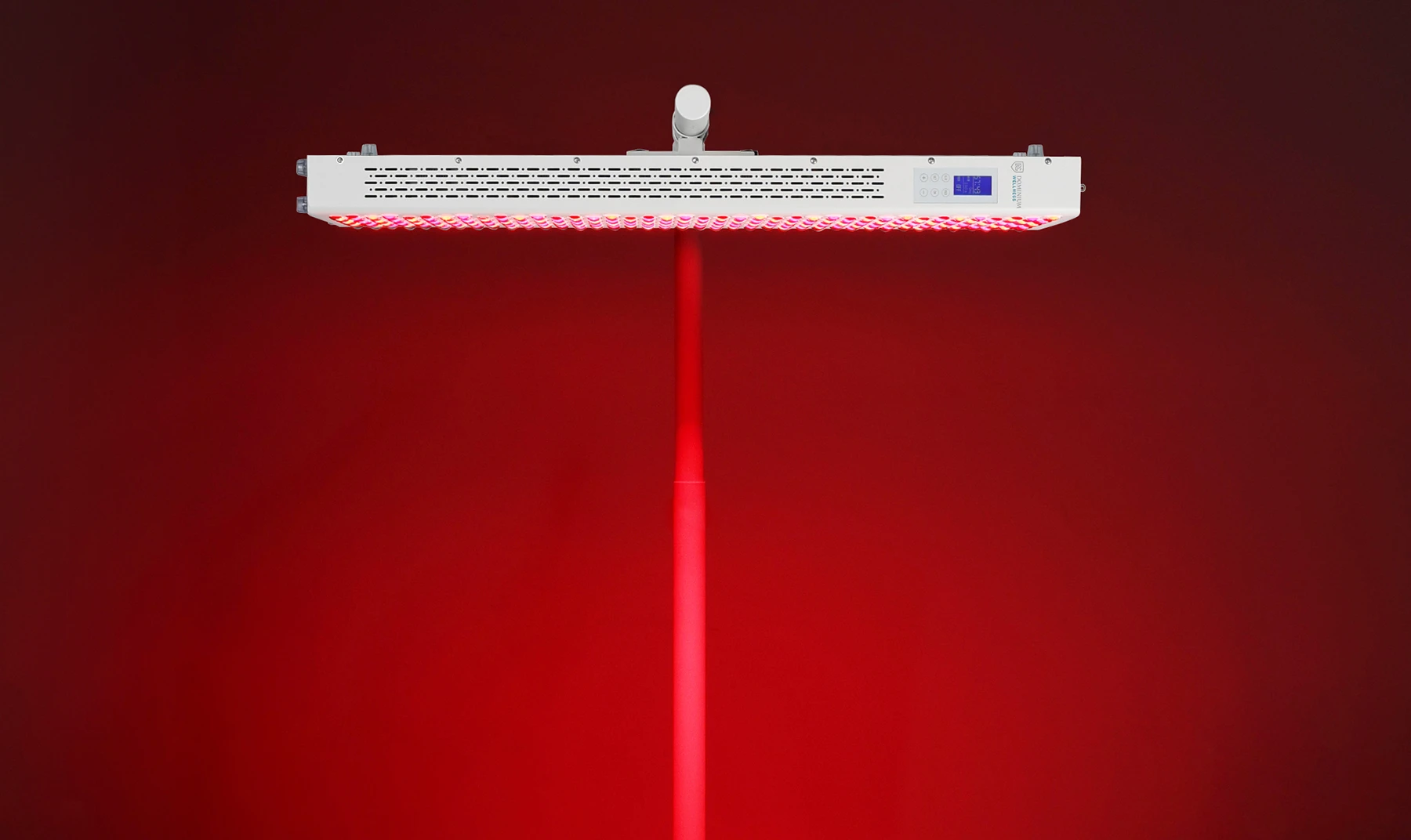 Pravougaoni LED panel emituje jarko crveno svetlo na tamnocrvenoj pozadini, stvarajući intenzivnu i snažnu atmosferu. Na panelu je vidljiv i digitalni displej.