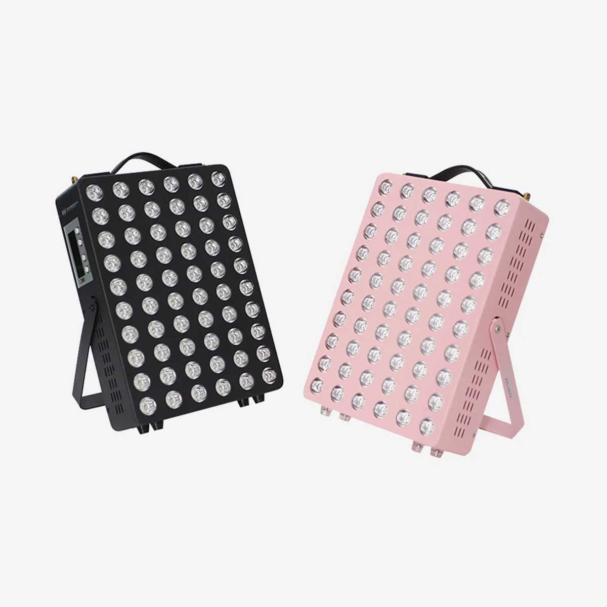 Dva pravougaona LED panela stoje na zakošenim nosačima. Jedan je crne, a drugi roze boje. Oba imaju više malih kružnih LED dioda i ručke na vrhu za lakše pomeranje.
